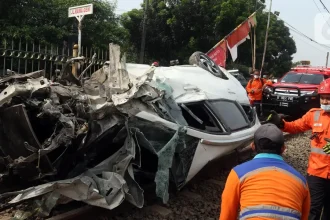Sopir Tak Hati-Hati di Perlintasan Sebidang, Mobil Polisi Tersambar Kereta Api: Kasus Kecelakaan dan Damai
