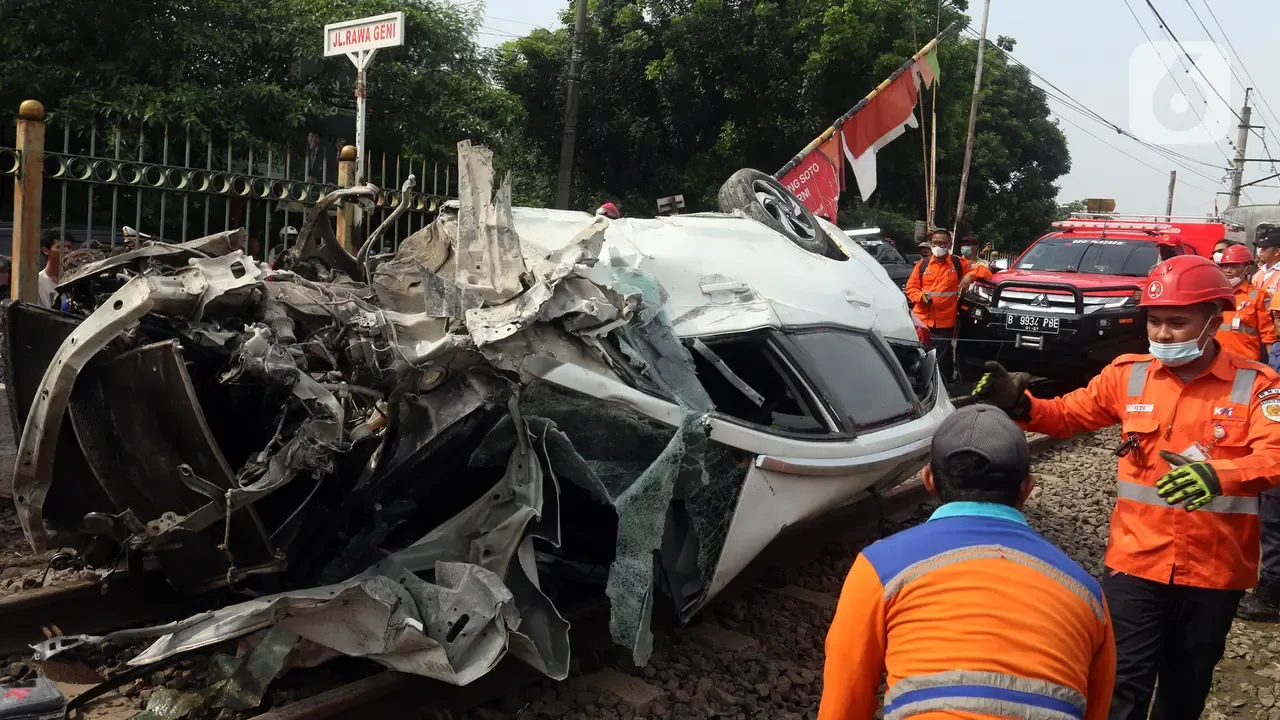 Sopir Tak Hati-Hati di Perlintasan Sebidang, Mobil Polisi Tersambar Kereta Api: Kasus Kecelakaan dan Damai