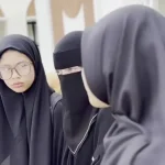 Tangis Celine Evangelista Pecah Saat Antarkan Putrinya Mondok di Pesantren, Ini Alasannya