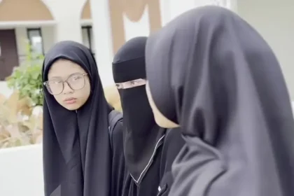 Tangis Celine Evangelista Pecah Saat Antarkan Putrinya Mondok di Pesantren, Ini Alasannya