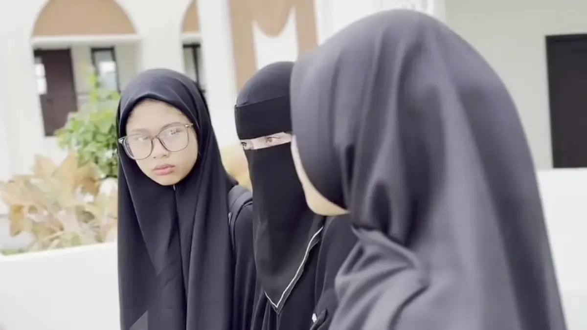 Tangis Celine Evangelista Pecah Saat Antarkan Putrinya Mondok di Pesantren, Ini Alasannya
