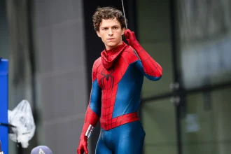 Tom Holland Dapat Kejutan dari Anak-Anak saat Promosi Spider-Man: Brand New Day di Paris [titlebase]