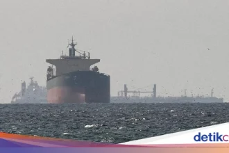 Drone Misterius Serang Kapal LNG di Mesir, Pelabuhan Strategis Terbakar, Trump Langsung Singgung Iran