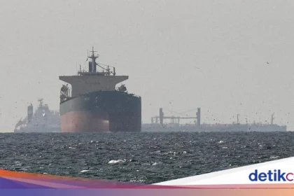 Drone Misterius Serang Kapal LNG di Mesir, Pelabuhan Strategis Terbakar, Trump Langsung Singgung Iran