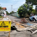 Jalan Ambles di Berbagai Daerah, Mengancam Keselamatan Pengguna Jalan