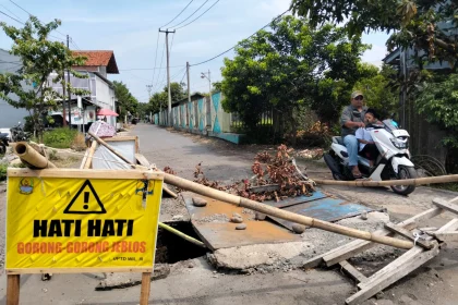 Jalan Ambles di Berbagai Daerah, Mengancam Keselamatan Pengguna Jalan