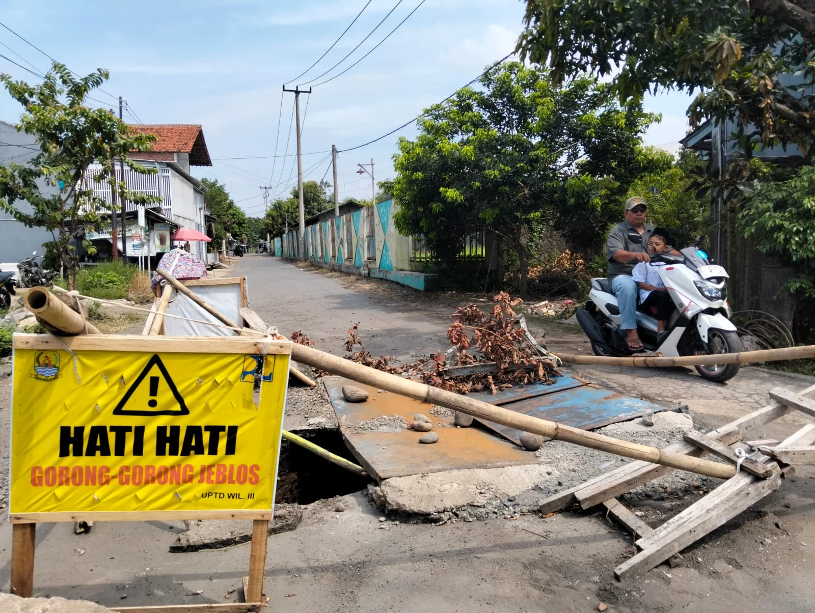 Jalan Ambles di Berbagai Daerah, Mengancam Keselamatan Pengguna Jalan
