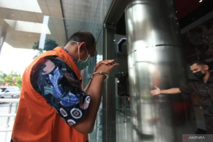 Janggal HP pegawai KPK pemeras bupati Pemalang: Chat ayah pakai timer penghapus