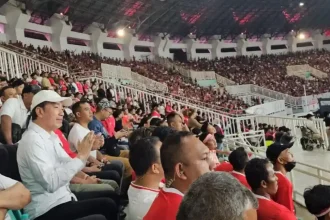 Senyum Khas Jokowi dari Barisan Penonton Non-VIP Saat Timnas Indonesia Digilas Vietnam, Menjadi Sorotan