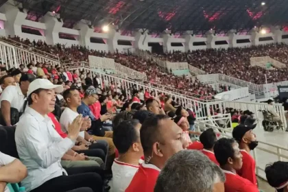 Senyum Khas Jokowi dari Barisan Penonton Non-VIP Saat Timnas Indonesia Digilas Vietnam, Menjadi Sorotan