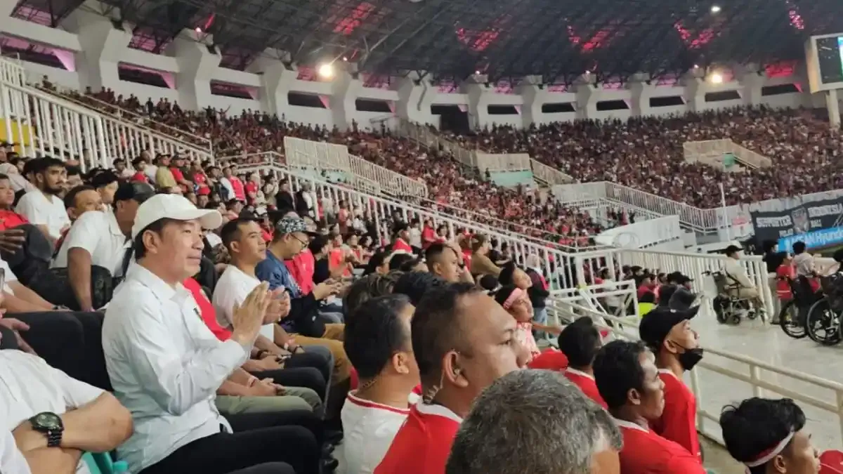 Senyum Khas Jokowi dari Barisan Penonton Non-VIP Saat Timnas Indonesia Digilas Vietnam, Menjadi Sorotan