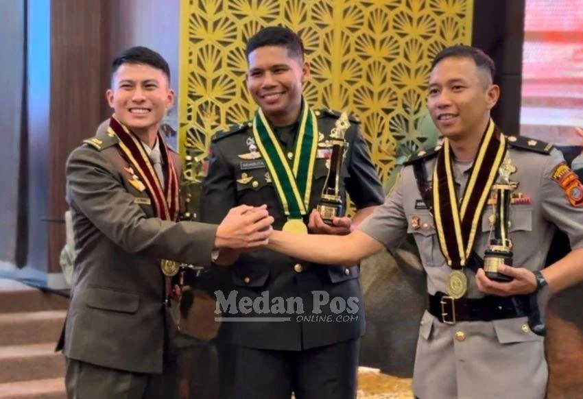 Tutup Pendidikan Sesko TNI, Wapang Serahkan Penghargaan Taskap Terbaik